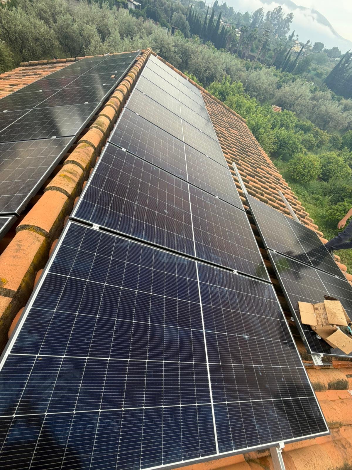 Placas solares instaladas sobre tejado en Cádiz