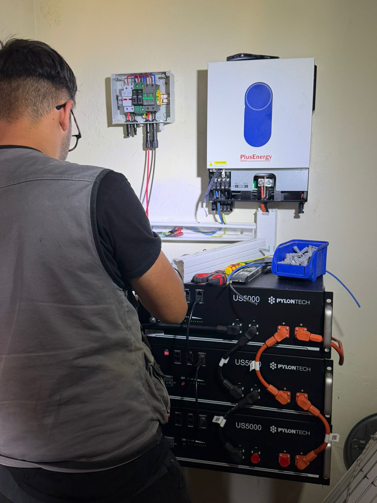 Técnico instalando placas solares